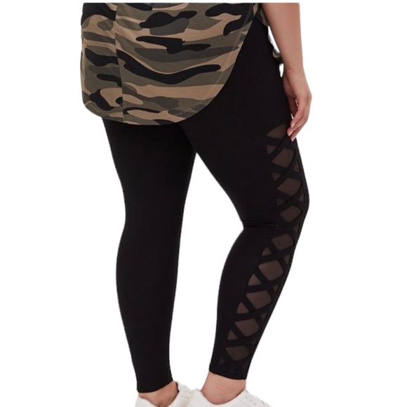 Torrid Women’s Plus Size Black Pointe Side Mesh Lattice Luxe Legging Size 2X - Picture 2 of 11